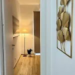 Elegant Penthouse Near 아파트