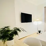 Elegant Penthouse Near 아파트