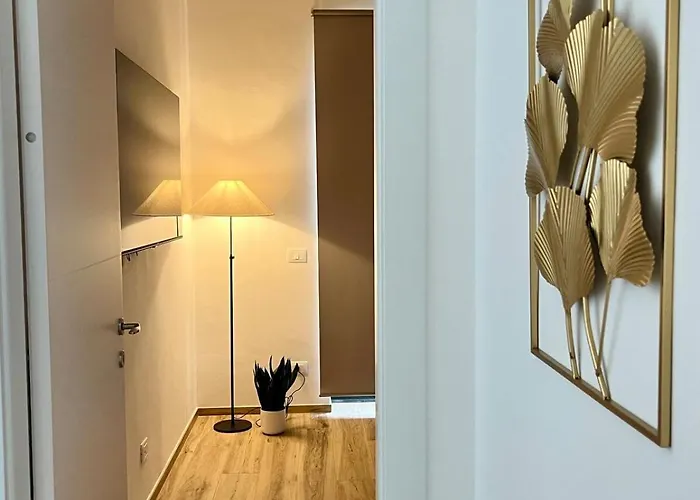 Elegant Penthouse Near דירה