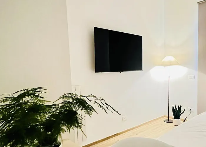 Elegant Penthouse Near דירה
